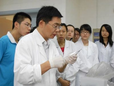 宝钢优秀教师邵水金 解构剖析，甘为人梯，引领自然科学研究的探索与发展